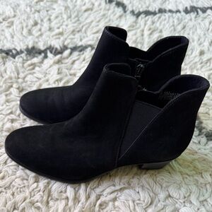 Munro 6.5 Black Ankle Boots